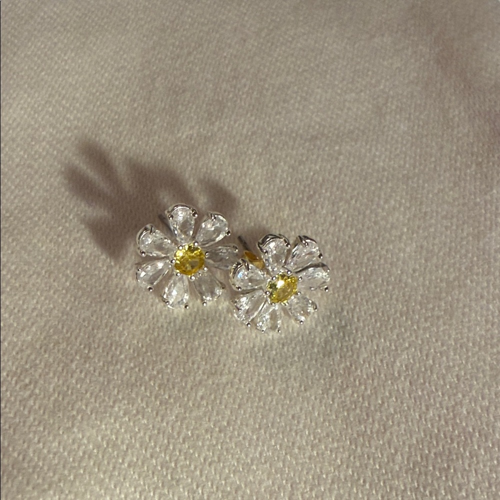 Spring floral design daisy silvertone and crystal post‎ Earrings